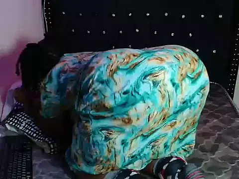 Snapshot of Toomuchbooty33 chatting on November 28, 7:27 pm Toomuchbooty33 online show from November 28, 7:27 pm