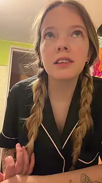 Snapshot of -veranito- chatting on February 21, 3:07 am -veranito- online show from February 21, 3:07 am