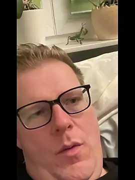 Snapshot of AnnualSunrise chatting on October 28, 8:33 pm AnnualSunrise online show from October 28, 8:33 pm