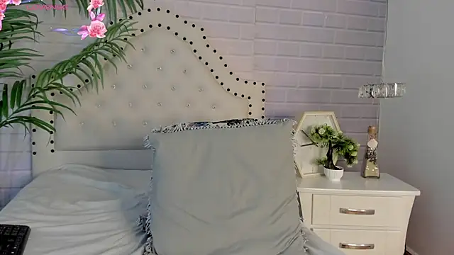 Snapshot of _Eurekaa_ chatting on March 2, 2:41 am Eurekaa online show from March 2, 2:41 am