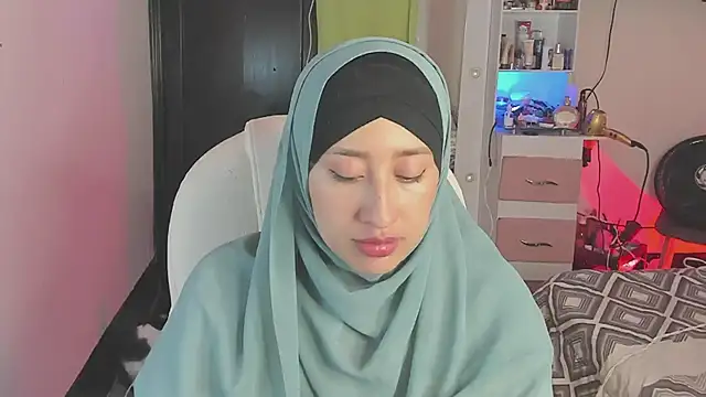 Snapshot of adila_anich chatting on December 4, 12:19 am adila anich online show from December 4, 12:19 am