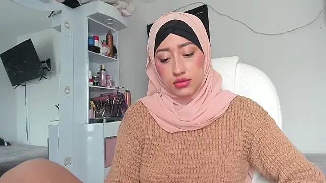 Snapshot of adila_anich chatting on September 19, 6:30 pm adila anich online show from September 19, 6:30 pm