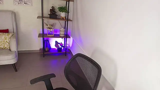 Sassy--Girl online show from April 20, 6:20 pm