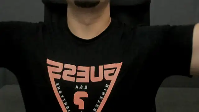 Snapshot of TonyWilcox chatting on October 25, 4:53 am TonyWilcox online show from October 25, 4:53 am