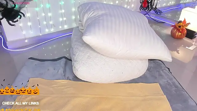 ohyesly  online show from October 7, 11:02 pm