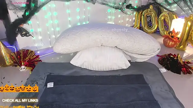 ohyesly  online show from October 31, 11:00 am