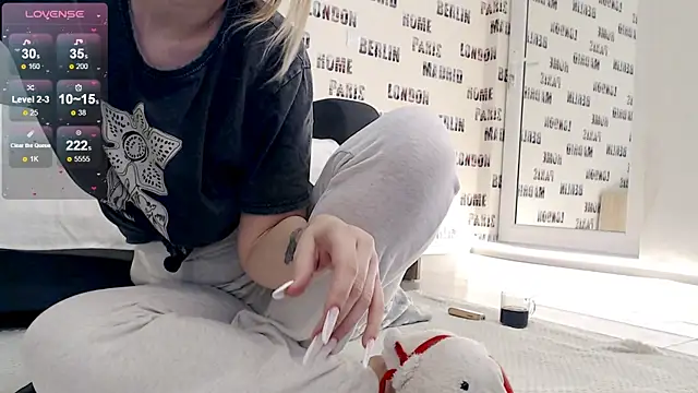 sweetdaiana23 online show from February 15, 1:42 am