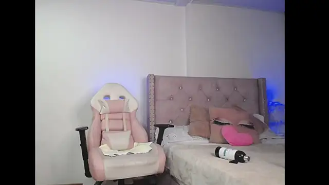 Snapshot of destinysweet21 chatting on December 12, 12:27 am destinysweet21 online show from December 12, 12:27 am