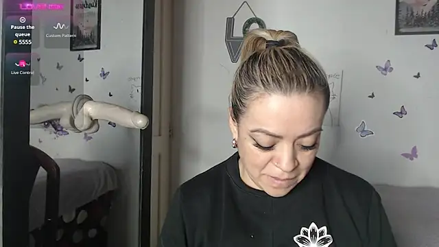 LIila28six online show from February 13, 3:07 am