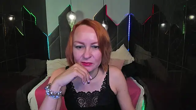Snapshot of NikaGentle chatting on October 3, 5:37 am NikaGentle online show from October 3, 5:37 am
