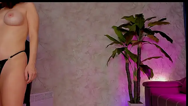 Snapshot of Emma7 chatting on February 17, 2:53 am Emma7 online show from February 17, 2:53 am