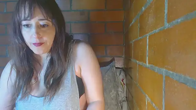 Snapshot of jenniferS_ chatting on March 9, 7:23 am jenniferS online show from March 9, 7:23 am