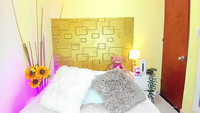 Snapshot of Julia_Haye chatting on December 7, 1:47 am Julia Haye online show from December 7, 1:47 am