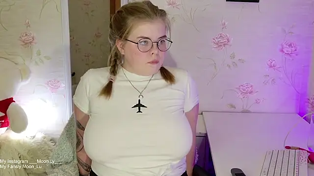 Snapshot of sinnamon_ chatting on October 8, 5:43 pm sinnamon online show from October 8, 5:43 pm