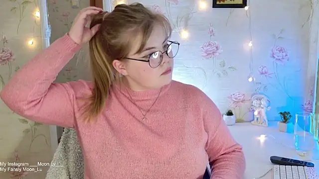 Snapshot of sinnamon_ chatting on November 1, 4:42 pm sinnamon online show from November 1, 4:42 pm