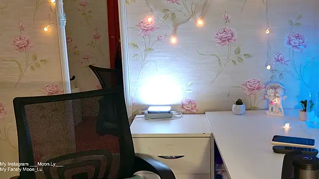 Snapshot of sinnamon_ chatting on November 5, 3:45 pm sinnamon online show from November 5, 3:45 pm