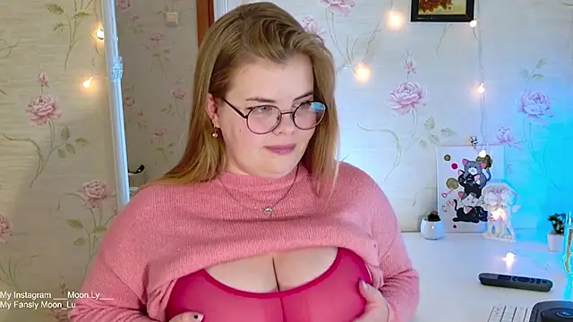 Snapshot of sinnamon_ chatting on November 7, 4:18 pm sinnamon online show from November 7, 4:18 pm