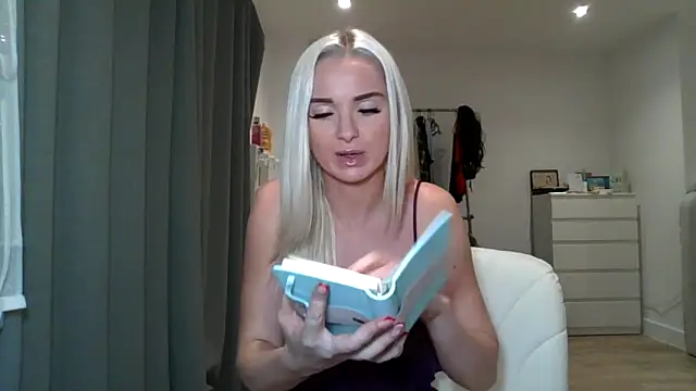 Snapshot of chelseablonde chatting on December 19, 10:32 pm chelseablonde online show from December 19, 10:32 pm