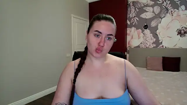 Roxie Bradley online show from April 10, 5:45 am