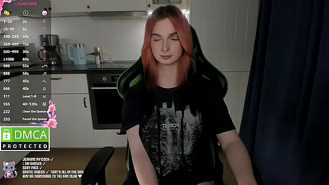 Snapshot of Lee_Loo chatting on December 9, 2:17 pm Lee Loo online show from December 9, 2:17 pm