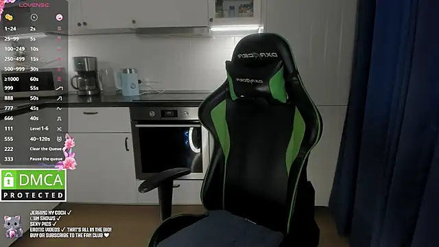 Snapshot of Lee_Loo chatting on December 13, 12:39 pm Lee Loo online show from December 13, 12:39 pm