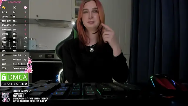 Snapshot of Lee_Loo chatting on December 13, 3:43 pm Lee Loo online show from December 13, 3:43 pm