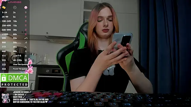 Snapshot of Lee_Loo chatting on January 28, 5:03 pm Lee Loo online show from January 28, 5:03 pm