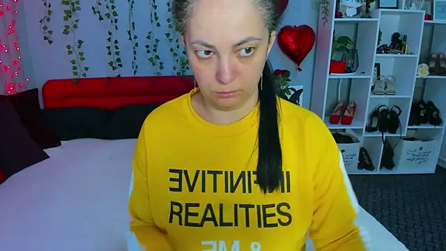 DarlingMilf online show from April 24, 6:21 pm