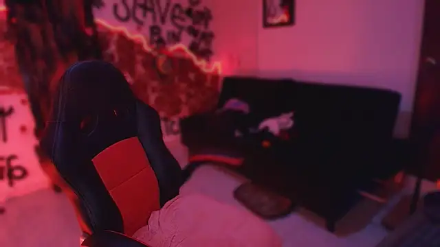 Laura takint online show from November 11, 9:04 pm