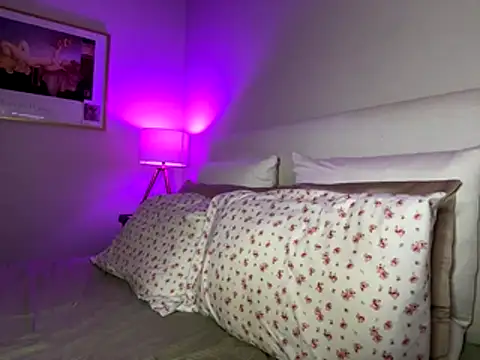 Snapshot of _sloane chatting on December 17, 3:23 am sloane online show from December 17, 3:23 am