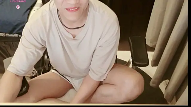 Snapshot of Canto-Dvng chatting on December 18, 1:17 pm Canto-Dvng online show from December 18, 1:17 pm