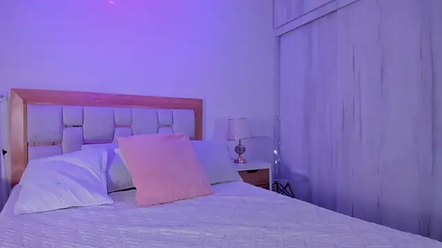 mia hank online show from February 18, 11:39 am