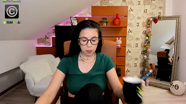 EmillyTaylor online show from November 6, 4:57 am