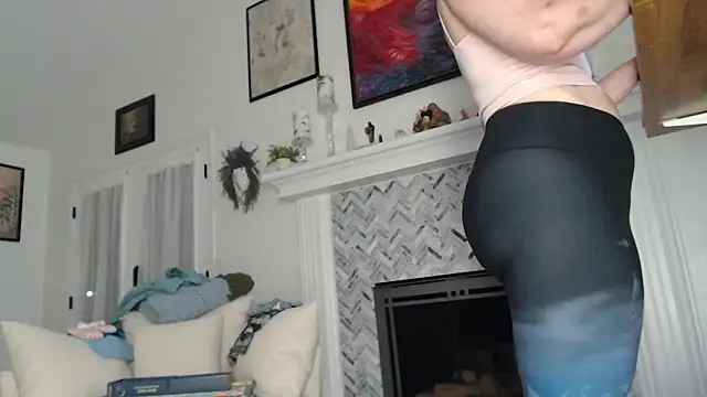 Snapshot of AuroraWillows chatting on October 21, 11:00 am AuroraWillows online show from October 21, 11:00 am