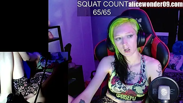 Snapshot of alicewonder09 chatting on October 25, 4:53 am alicewonder09 online show from October 25, 4:53 am