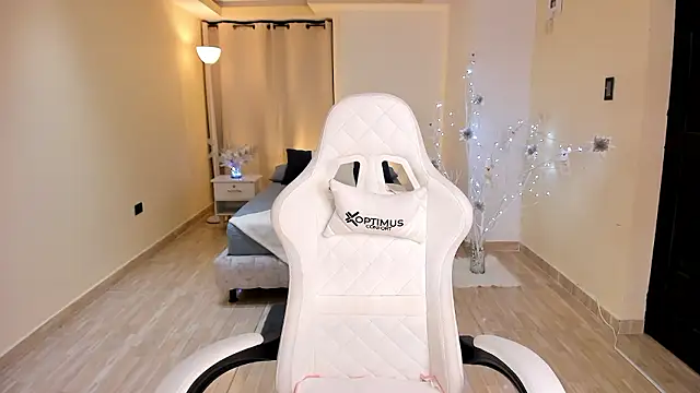 Snapshot of carleee_winter chatting on December 6, 1:40 am carleee winter online show from December 6, 1:40 am