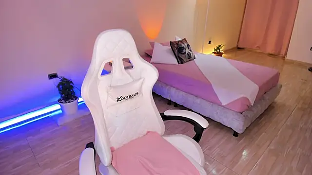 Snapshot of carleee_winter chatting on September 12, 12:00 am carleee winter online show from September 12, 12:00 am