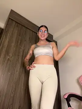 Snapshot of Sarasanders_4 chatting on January 8, 2:03 am Sarasanders 4 online show from January 8, 2:03 am