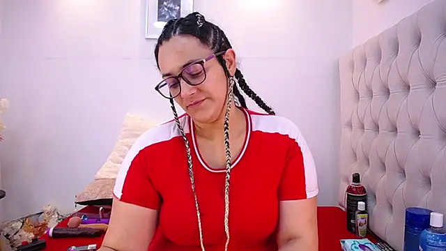 Snapshot of MIchelMomet chatting on January 31, 9:59 am MIchelMomet online show from January 31, 9:59 am