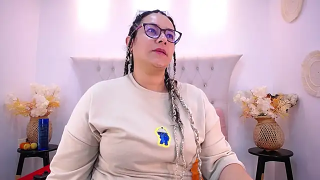 Snapshot of MIchelMomet chatting on February 3, 12:47 pm MIchelMomet online show from February 3, 12:47 pm