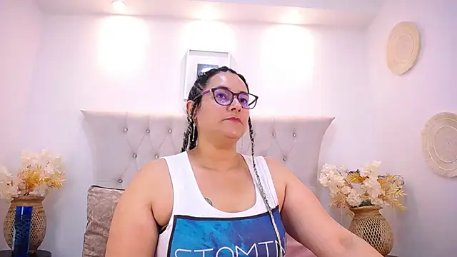 Snapshot of MIchelMomet chatting on February 4, 12:44 pm MIchelMomet online show from February 4, 12:44 pm