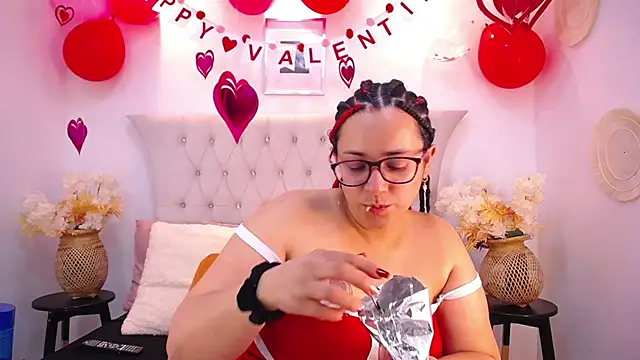 Snapshot of MIchelMomet chatting on February 9, 5:54 pm MIchelMomet online show from February 9, 5:54 pm