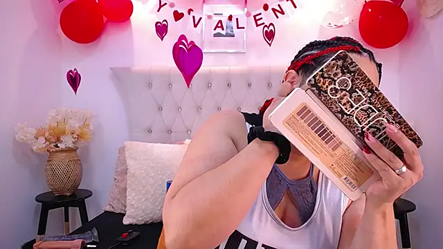 Snapshot of MIchelMomet chatting on February 10, 1:01 pm MIchelMomet online show from February 10, 1:01 pm