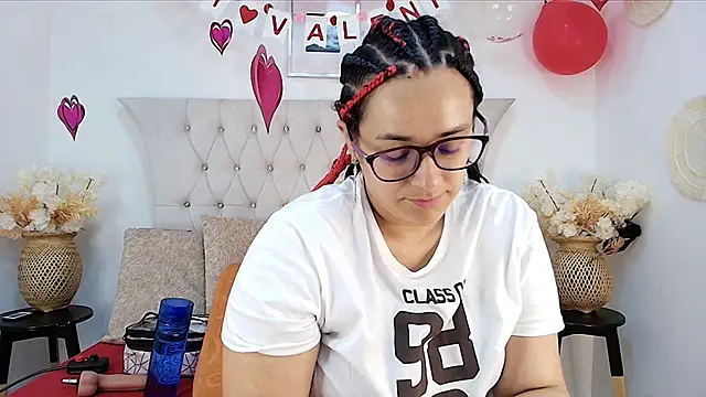 Snapshot of MIchelMomet chatting on February 13, 1:05 pm MIchelMomet online show from February 13, 1:05 pm