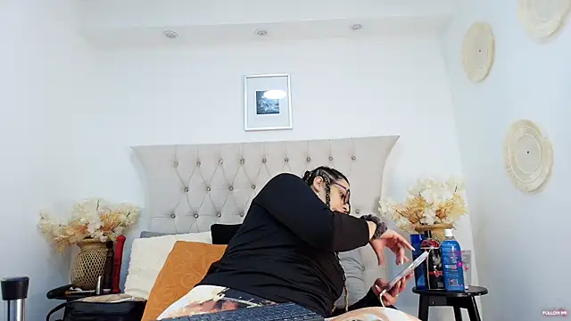 Snapshot of MIchelMomet chatting on March 7, 1:07 pm MIchelMomet online show from March 7, 1:07 pm