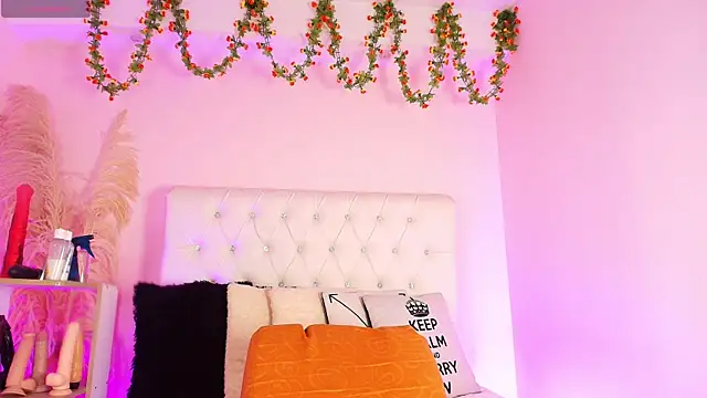 Snapshot of MIchelMomet chatting on September 11, 11:21 am MIchelMomet online show from September 11, 11:21 am