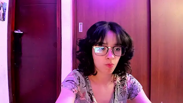 Snapshot of _Lunnaa_ chatting on February 10, 12:41 am  Lunnaa  online show from February 10, 12:41 am