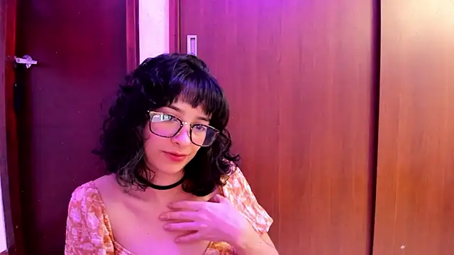 Snapshot of _Lunnaa_ chatting on March 23, 4:05 am  Lunnaa  online show from March 23, 4:05 am