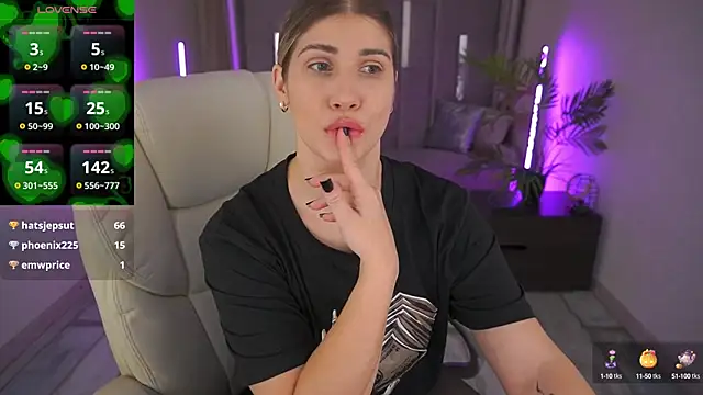 Snapshot of CassandraGood chatting on December 2, 11:23 am CassandraGood online show from December 2, 11:23 am