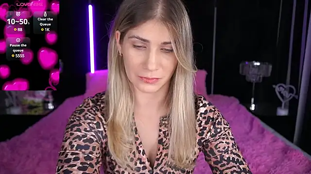 Snapshot of CassandraGood chatting on December 3, 10:50 am CassandraGood online show from December 3, 10:50 am